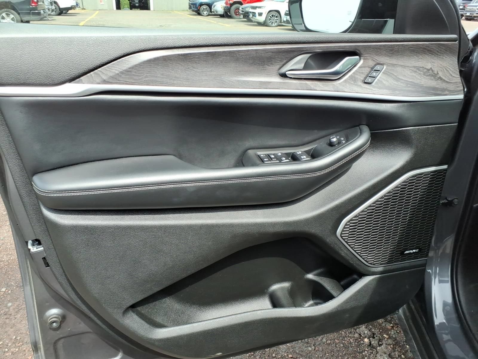Used 2022 Jeep Grand Cherokee L Limited AWD/4WD image 13