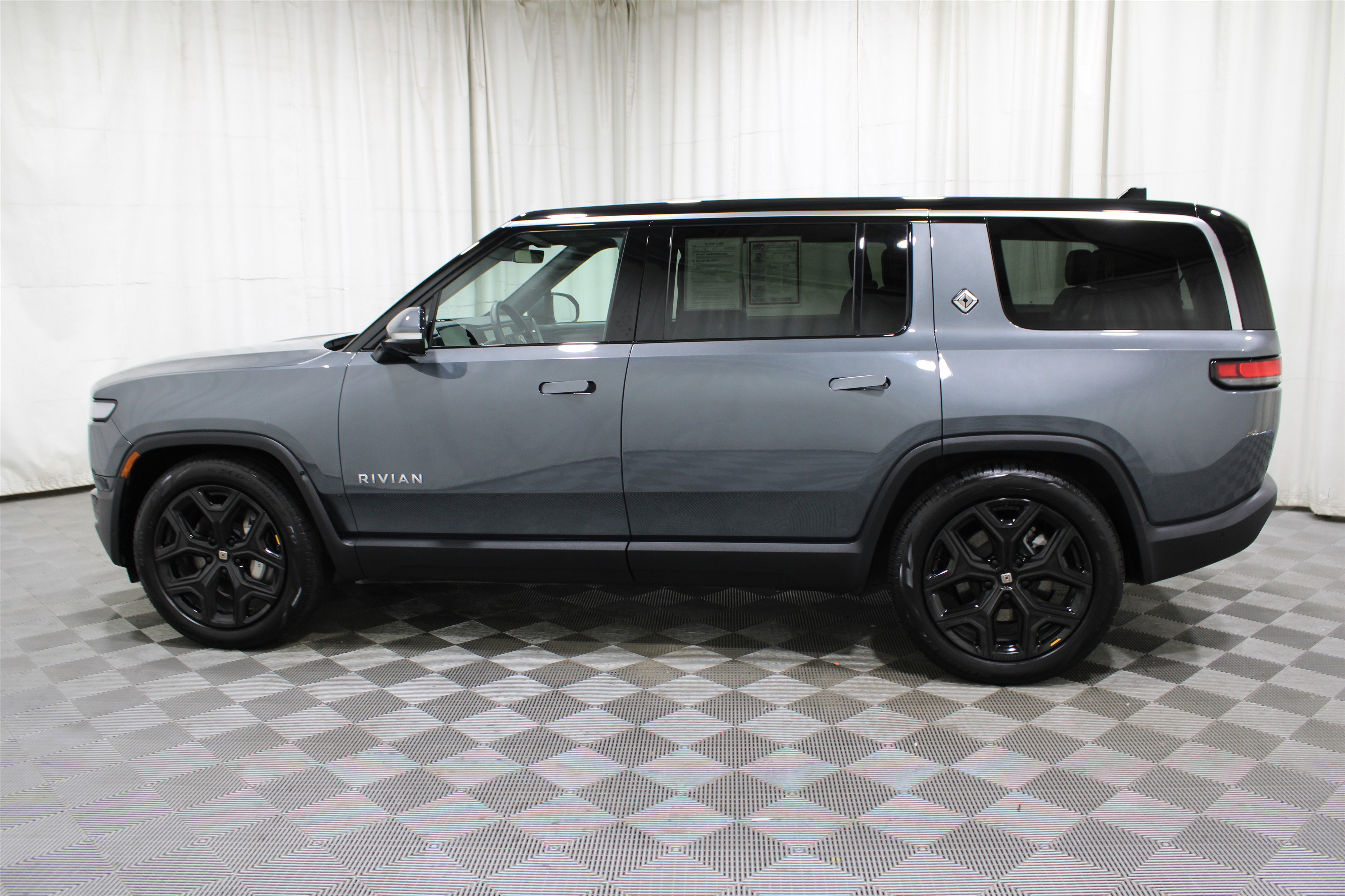 Used 2024 Rivian R1S Adventure image 36