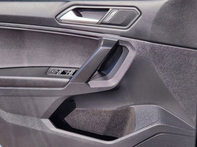 Used 2021 Volkswagen Tiguan SE image 11