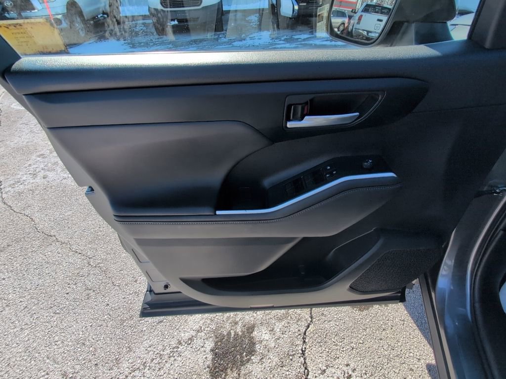 Used 2023 Toyota Highlander XLE image 18