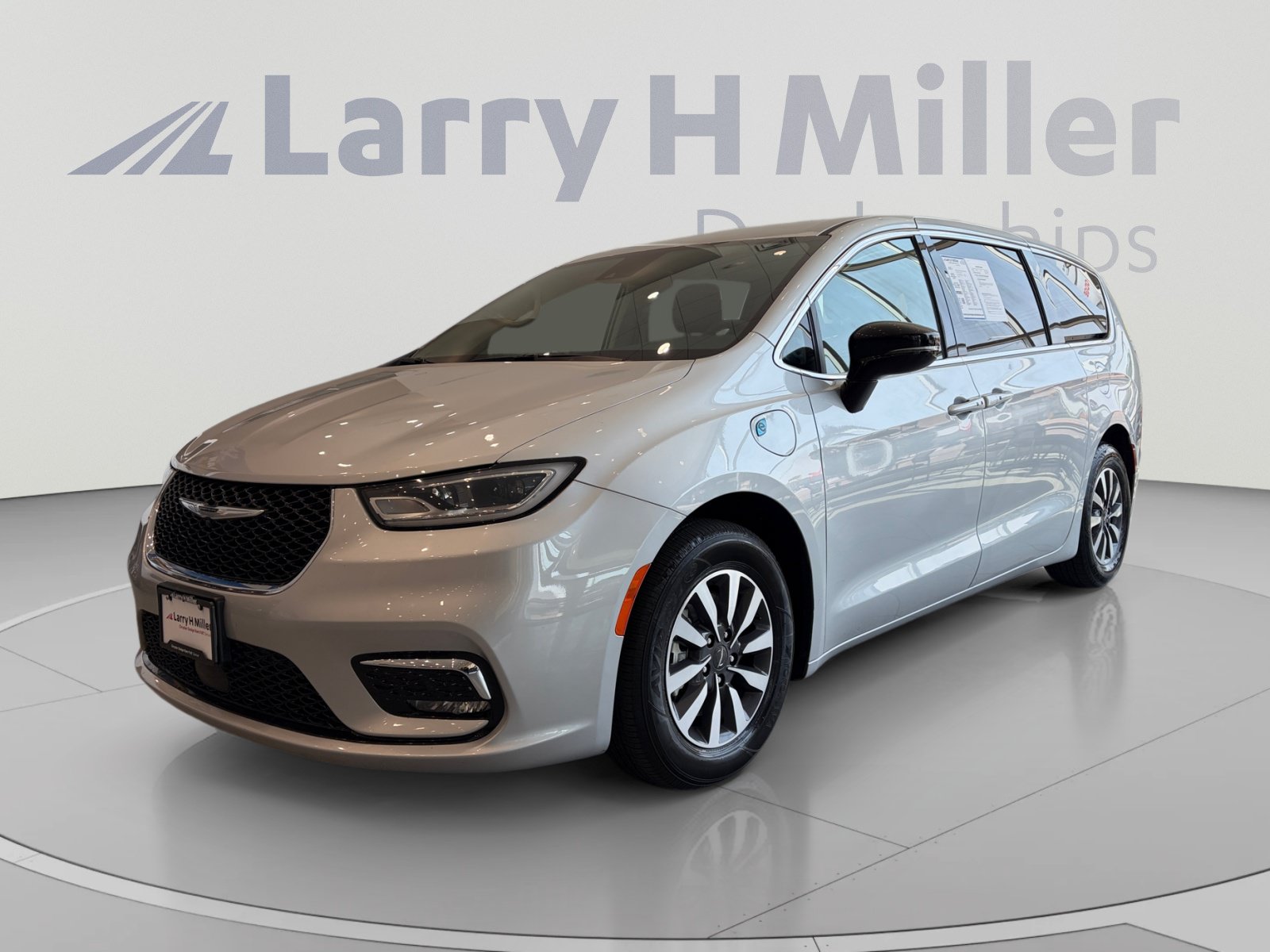 Used 2024 Chrysler Pacifica Limited FWD image 1