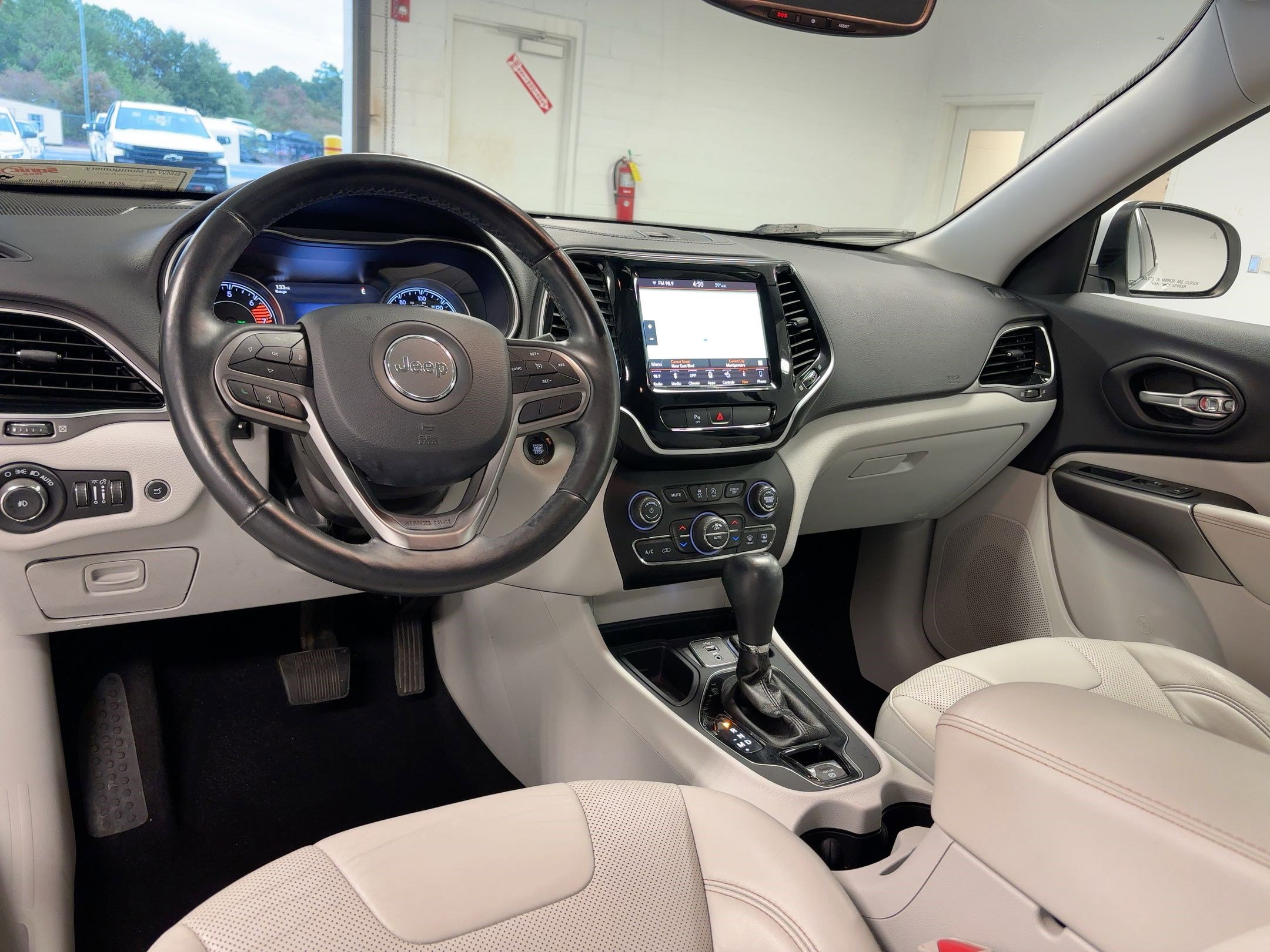 Used 2019 Jeep Cherokee Limited image 28