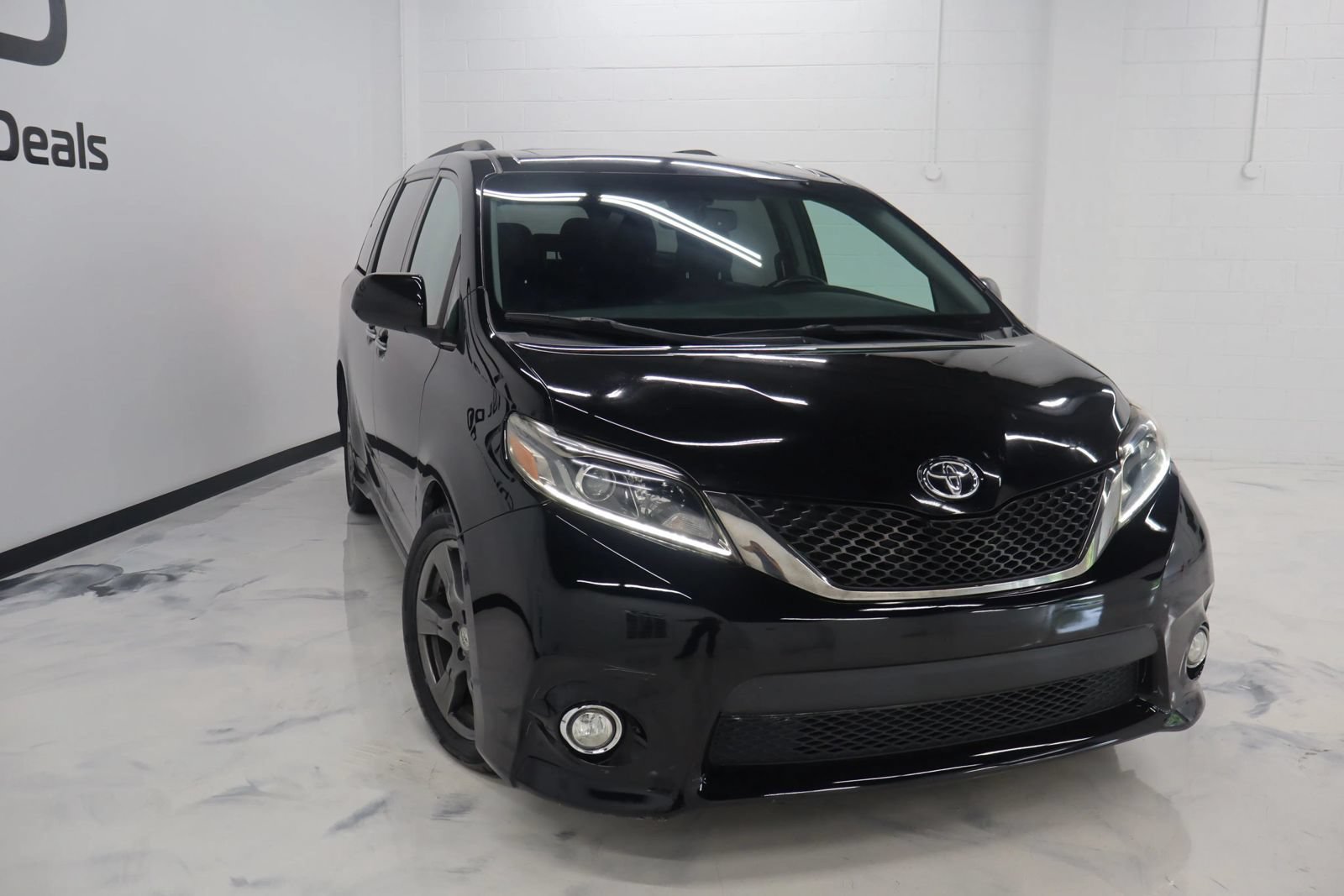 Used 2017 Toyota Sienna SE Premium FWD image 2