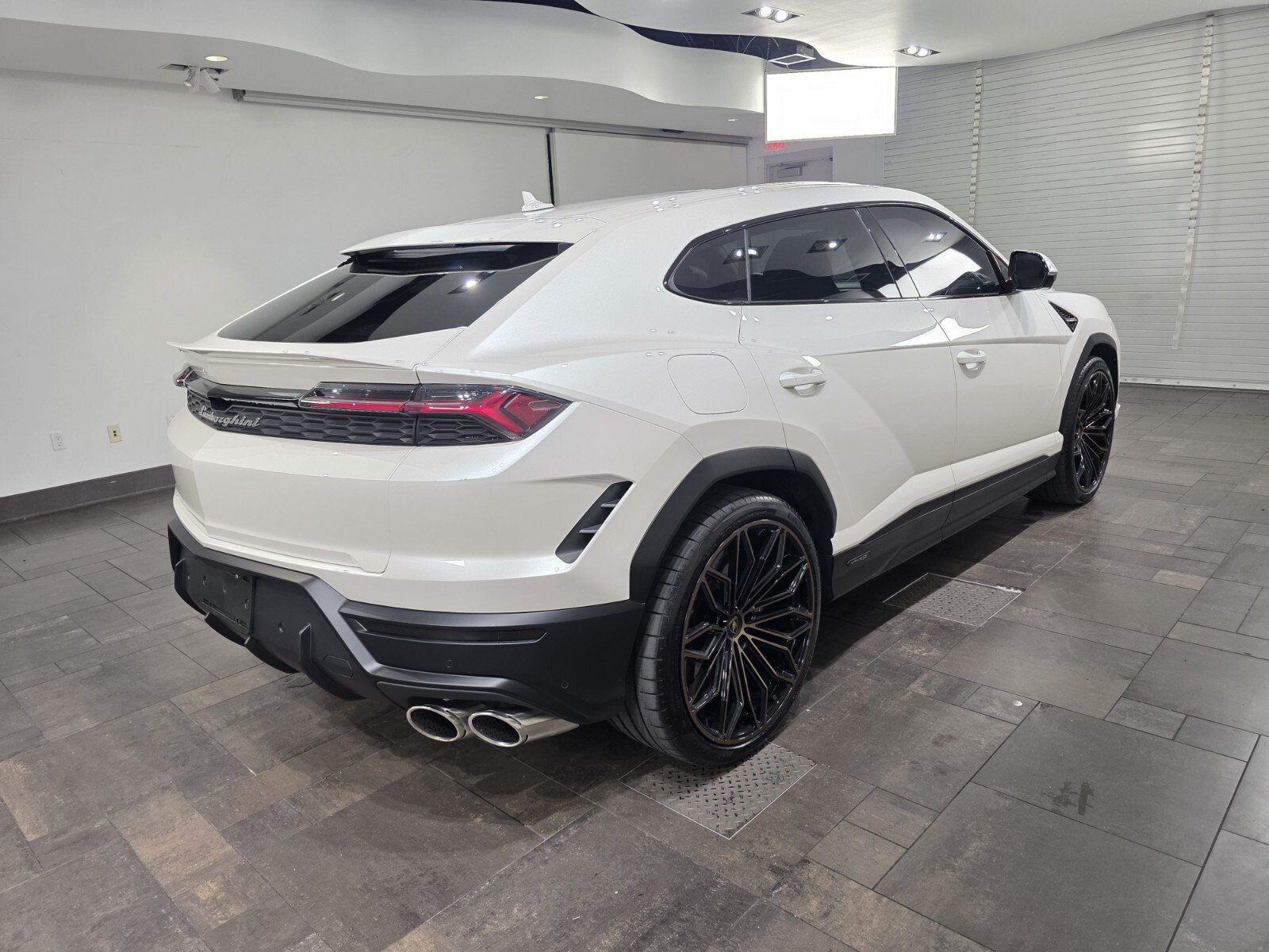 Used 2026 Lamborghini Urus SE AWD/4WD image 25