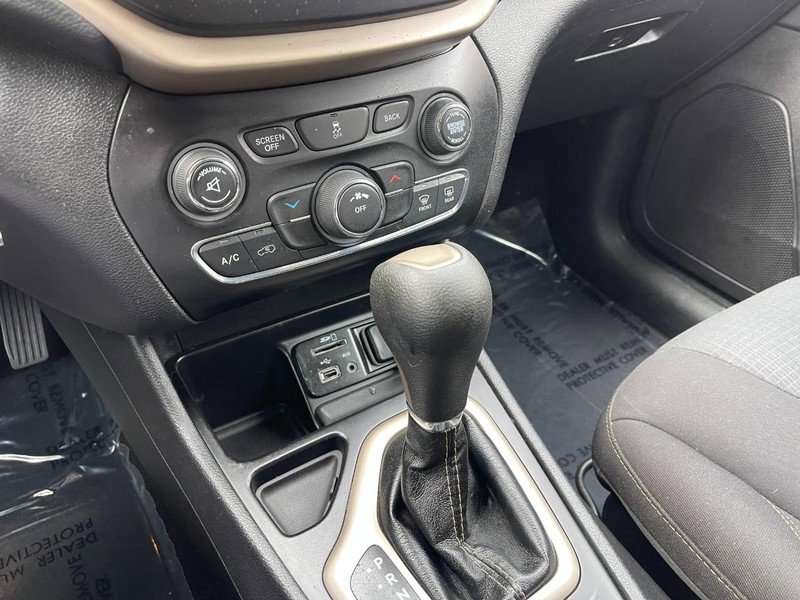 Used 2017 Jeep Cherokee Latitude w/ Cold Weather Group image 19