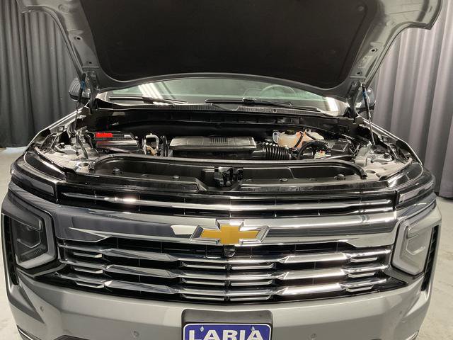 Used 2025 Chevrolet Suburban Premier AWD/4WD image 18