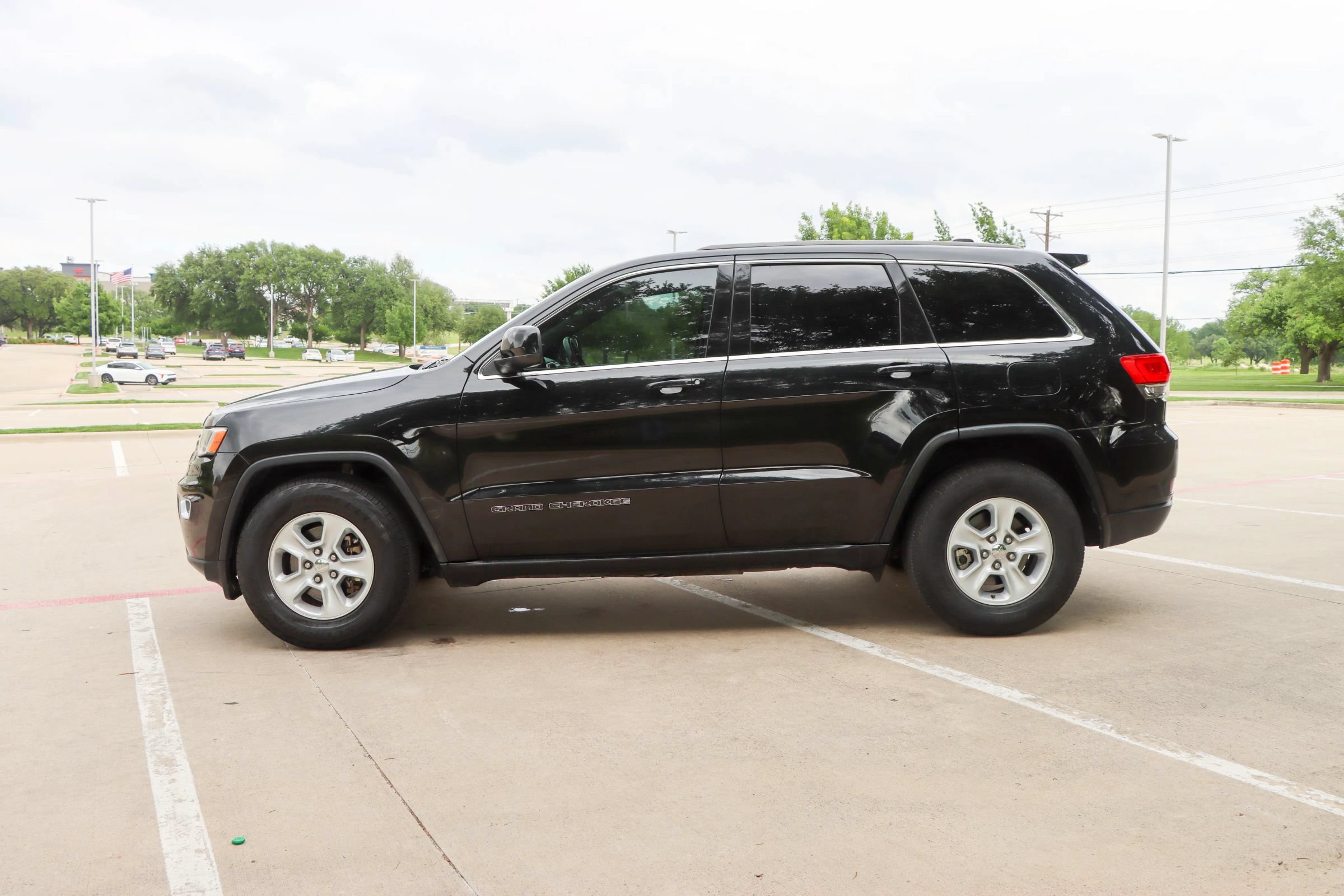 Used 2017 Jeep Grand Cherokee Laredo RWD image 4