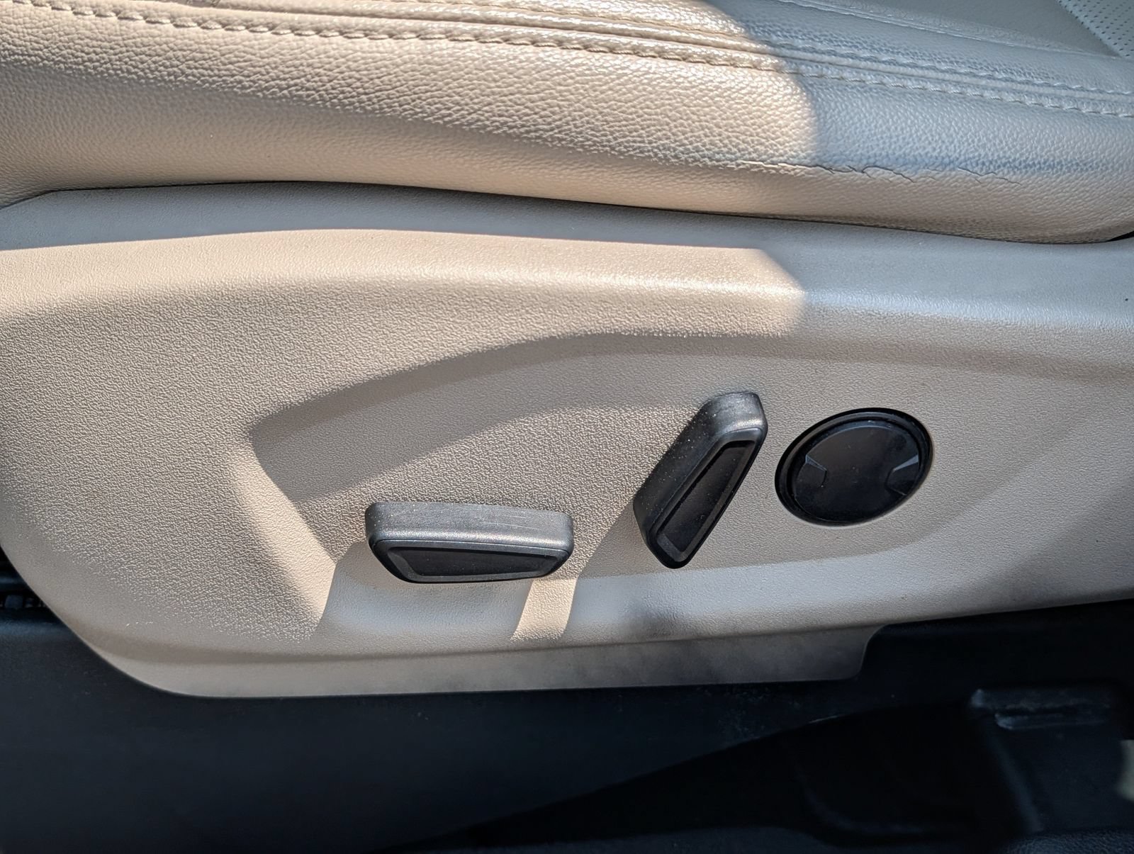Used 2019 Ford Explorer Limited w/ Ford Safe & Smart Package FWD image 10
