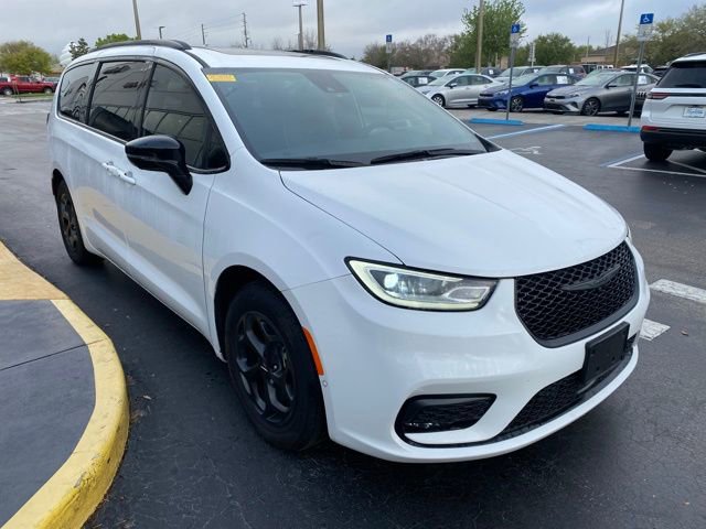 Used 2025 Chrysler Pacifica Premium image 2