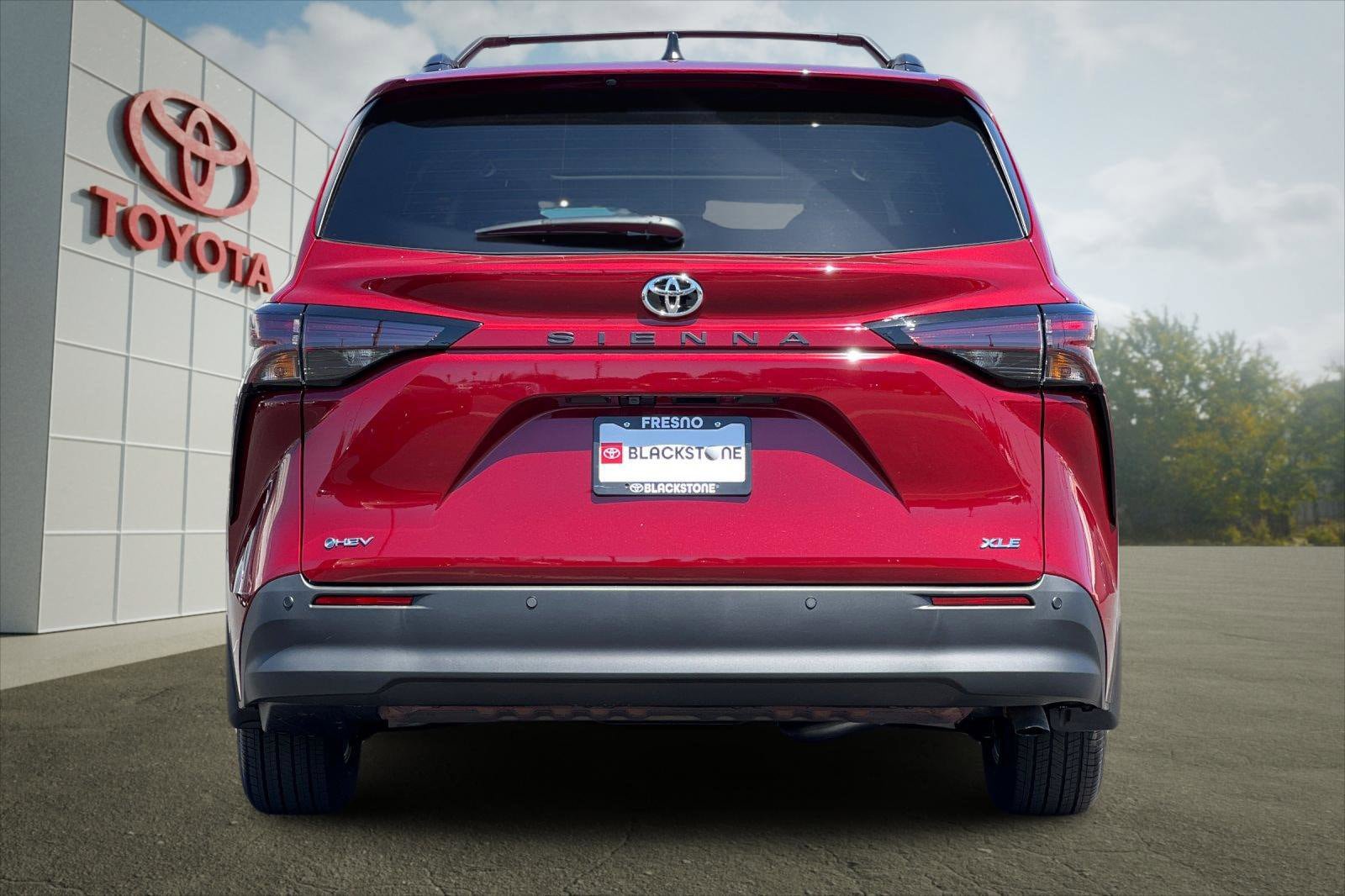Certified 2026 Toyota Sienna XLE FWD image 4