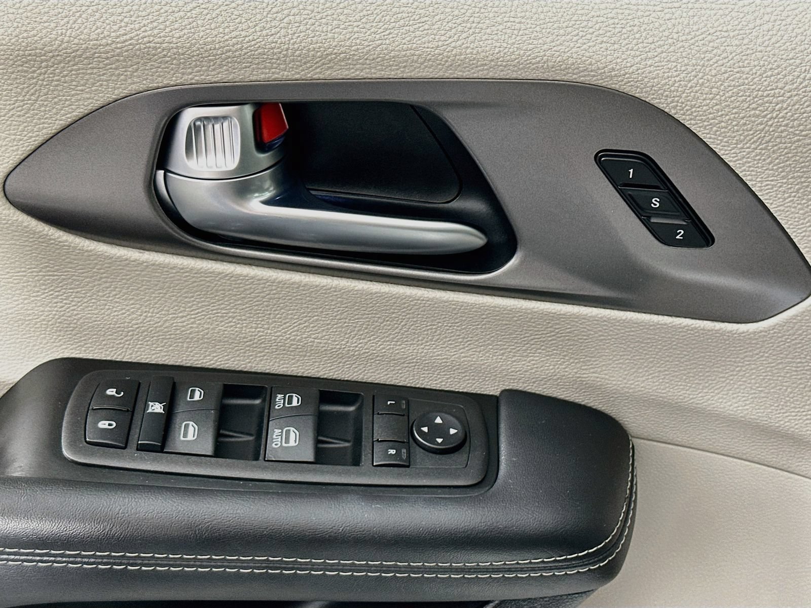 Used 2023 Chrysler Pacifica Touring-L FWD image 18