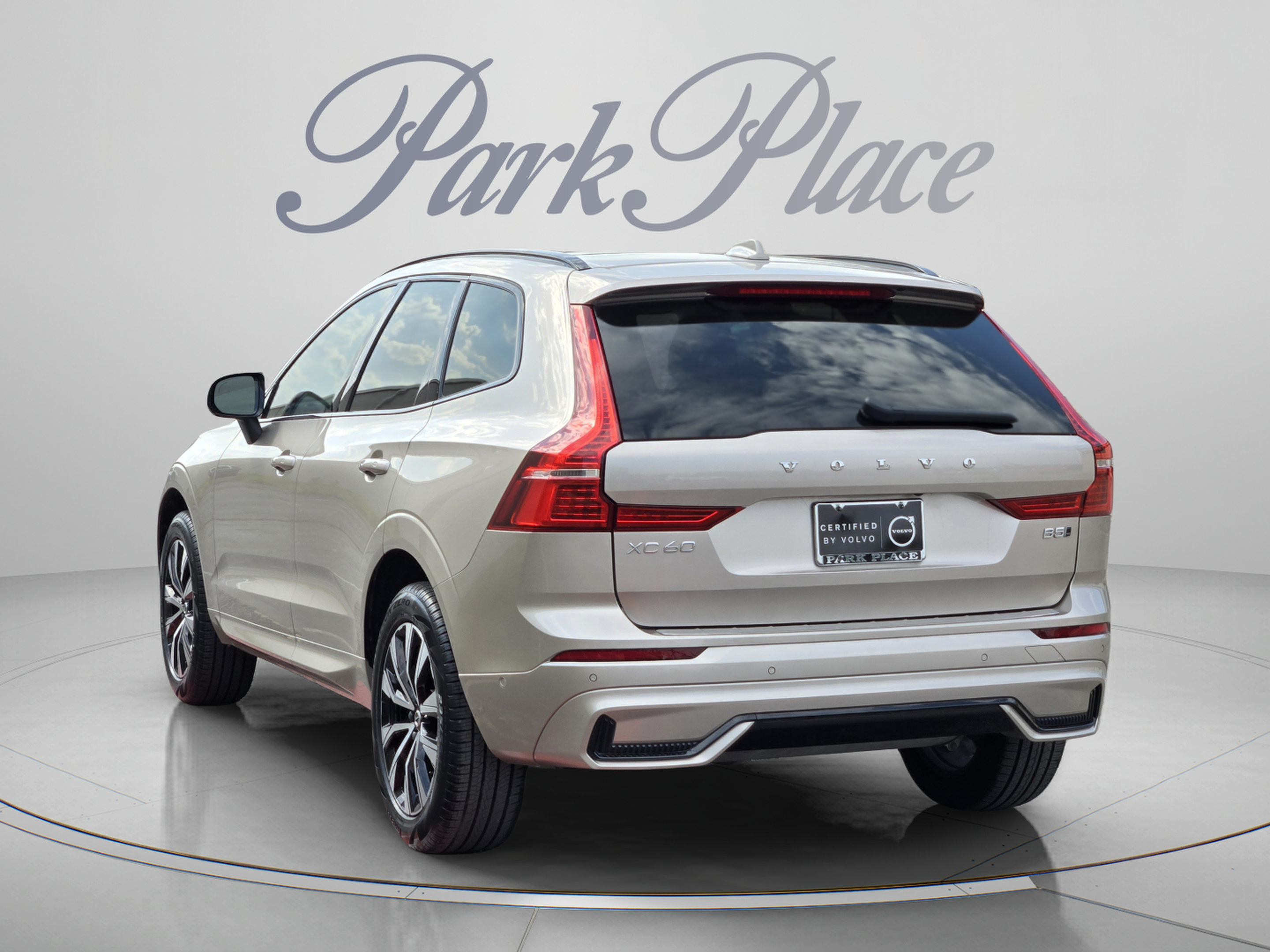 Used 2024 Volvo XC60 B5 Plus w/ Protection Package Premier AWD/4WD image 3