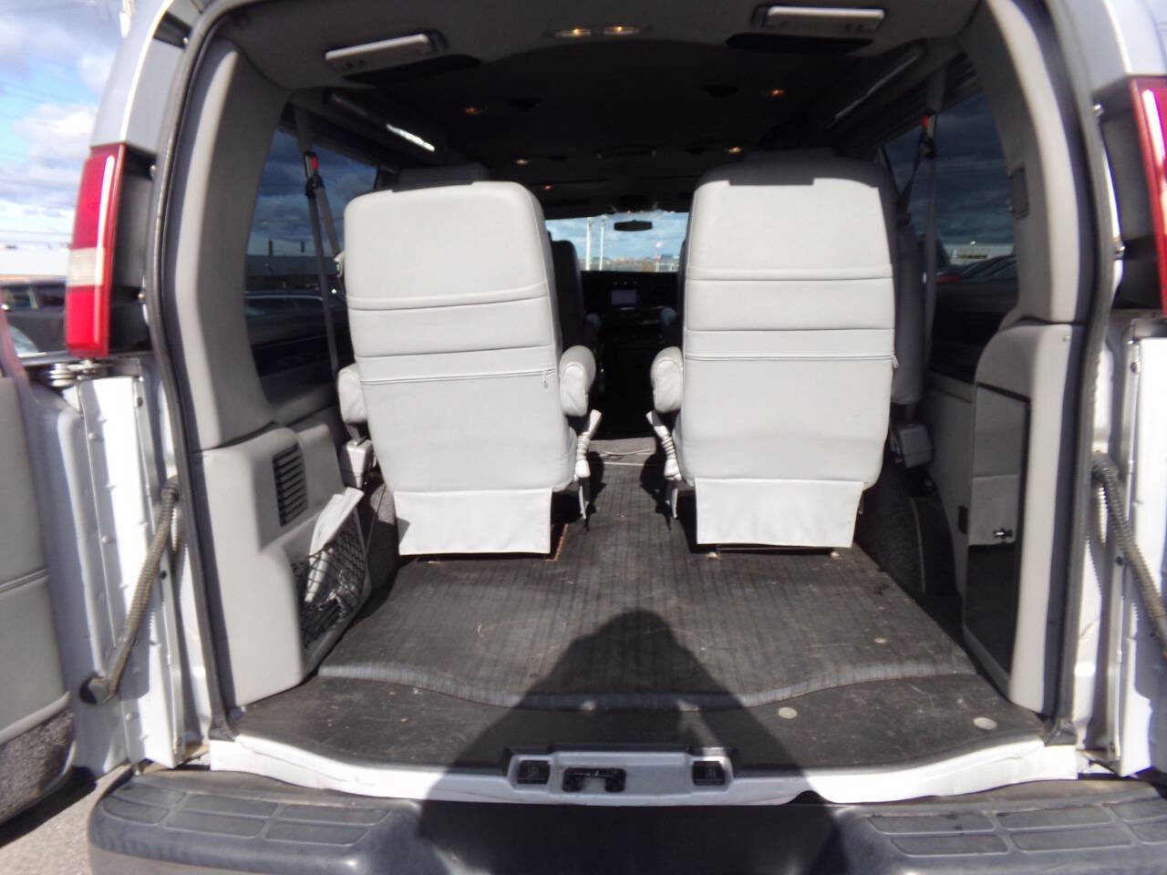 Used 2010 GMC Savana 1500 w/ Preferred Equipment Group image 19