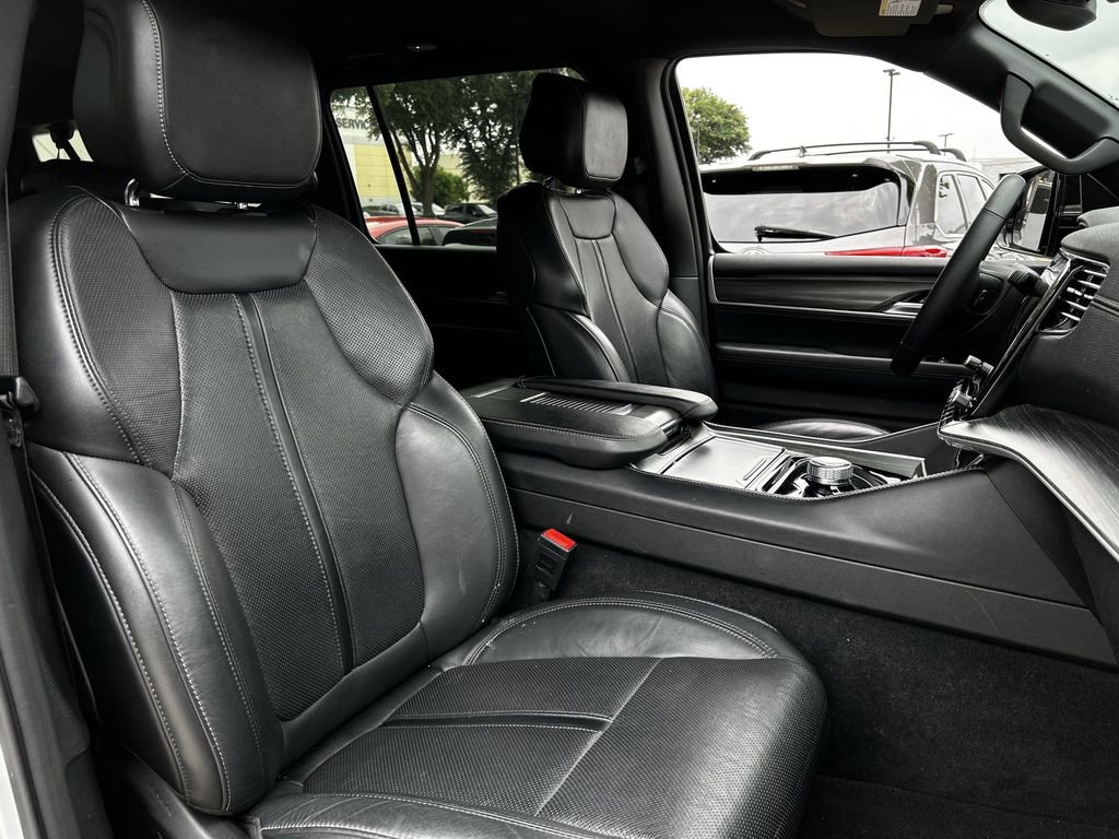 Used 2024 Jeep Wagoneer L Series II RWD image 29