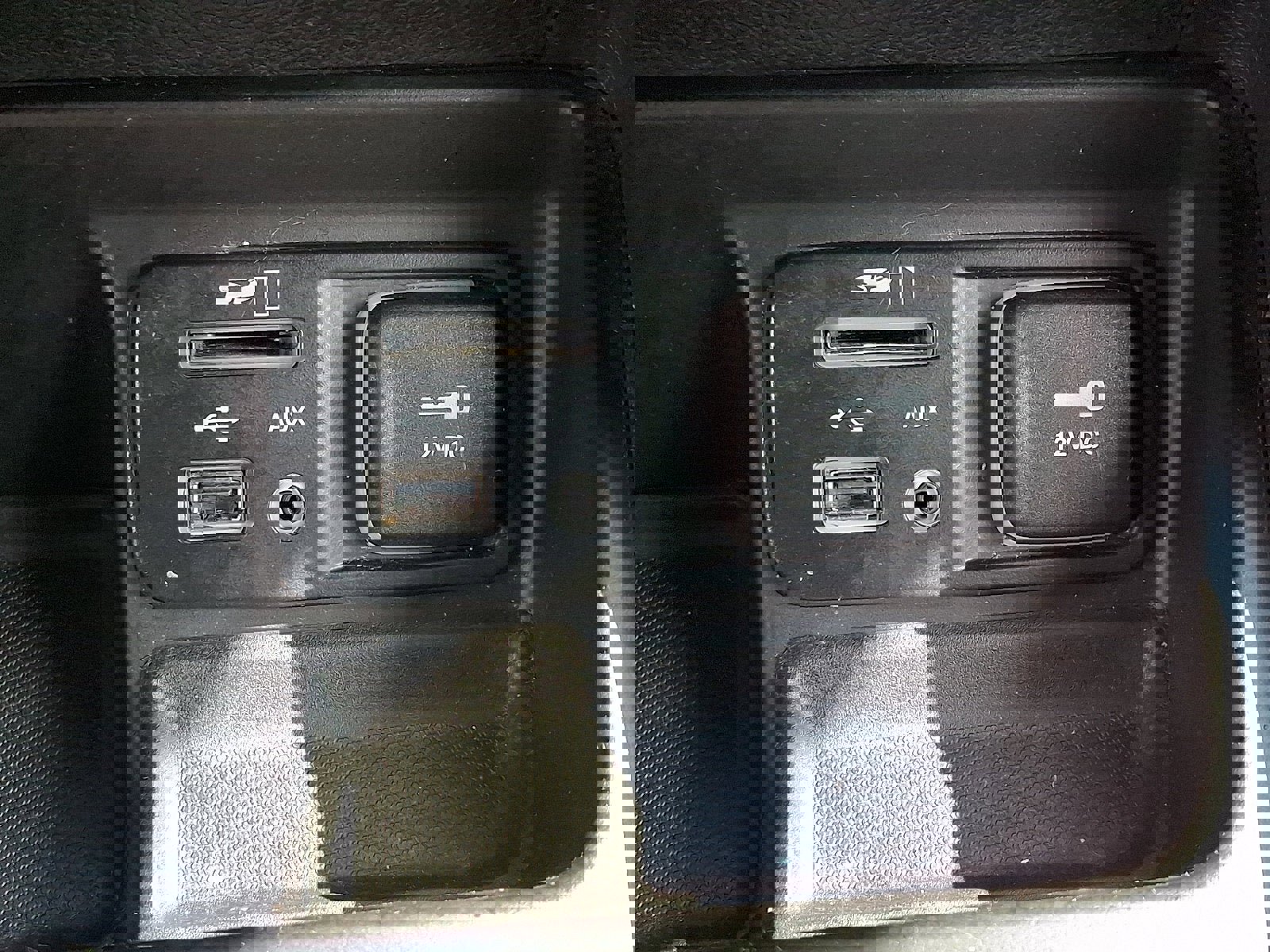 Used 2018 Jeep Cherokee Latitude w/ Cold Weather Group image 23