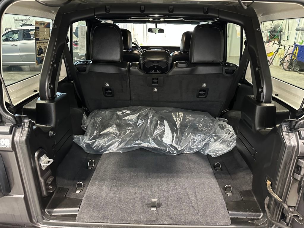 Used 2019 Jeep Wrangler Unlimited Sahara w/ Cold Weather Group AWD/4WD image 28