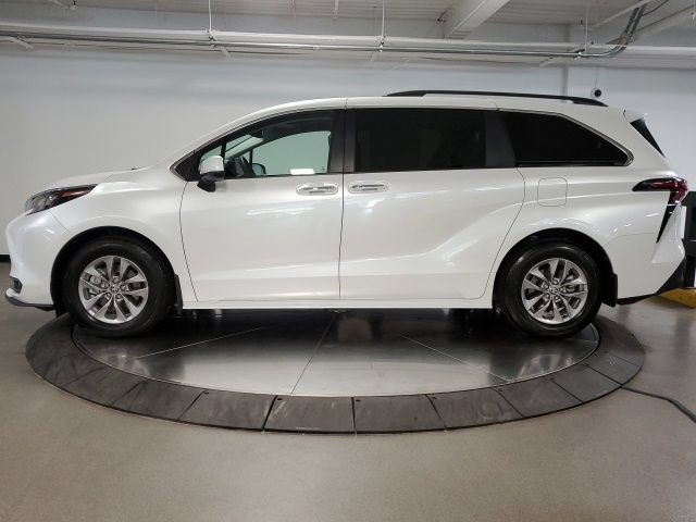 Used 2026 Toyota Sienna XLE AWD/4WD image 5