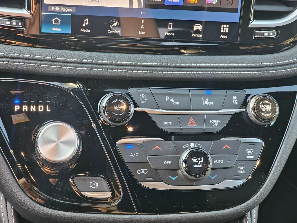 New 2026 Chrysler Pacifica Limited image 21