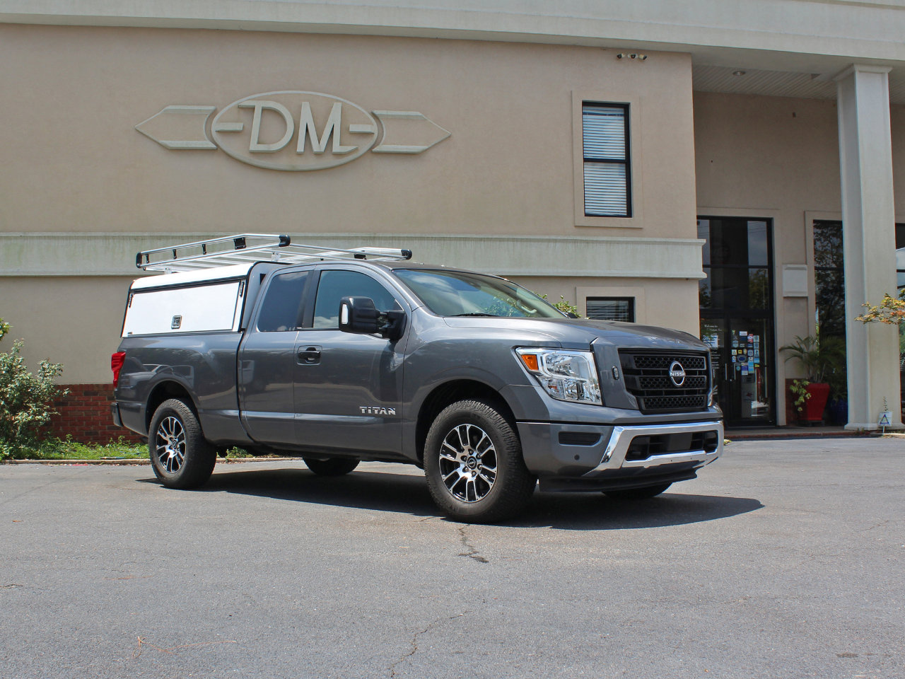 Used 2023 Nissan Titan SV w/ SV Utility Package image 4
