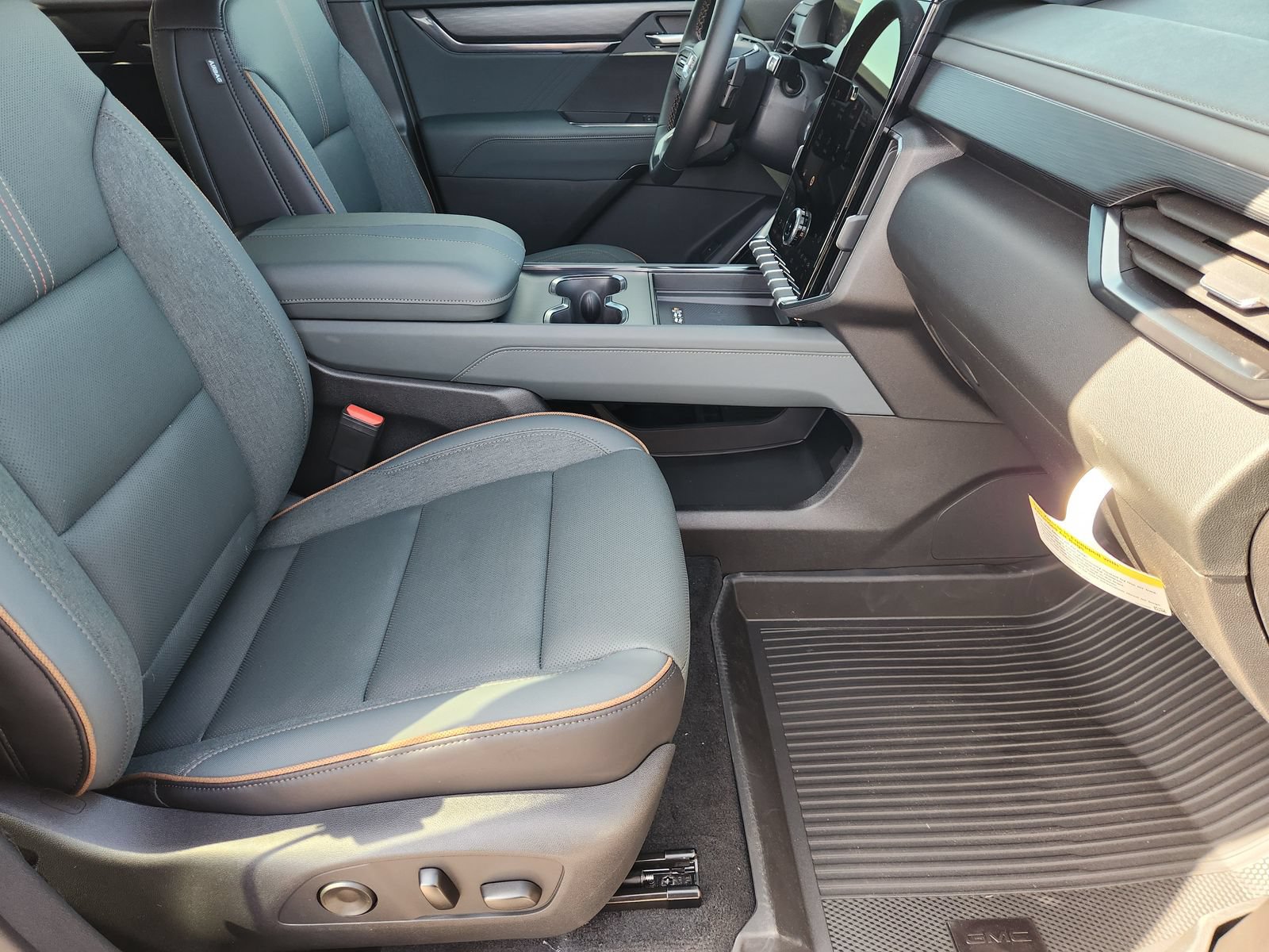 New 2026 GMC Acadia AT4 w/ Luxury Package AWD/4WD image 17