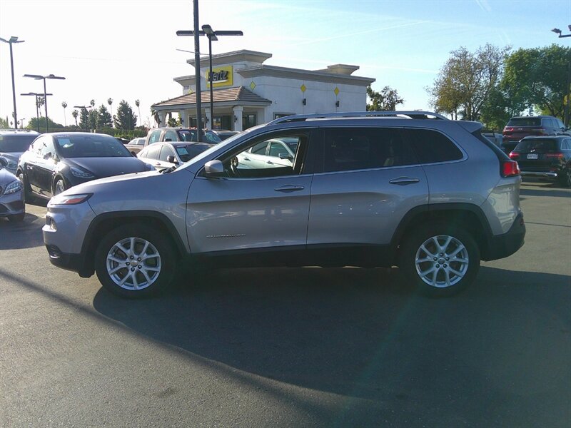 Used 2018 Jeep Cherokee Latitude Plus w/ Comfort/Convenience Group image 3