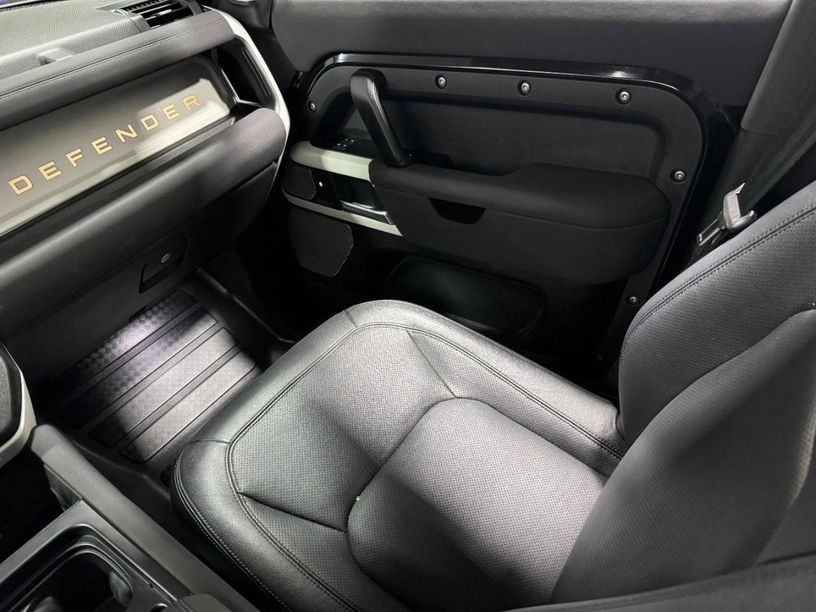 Used 2023 Land Rover Defender 130 SE image 15