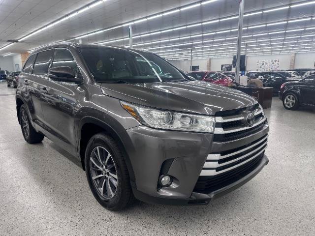 Used 2017 Toyota Highlander XLE AWD/4WD image 3
