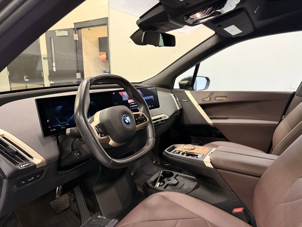 Used 2023 BMW iX xDrive50 w/ Premium Package AWD/4WD image 11