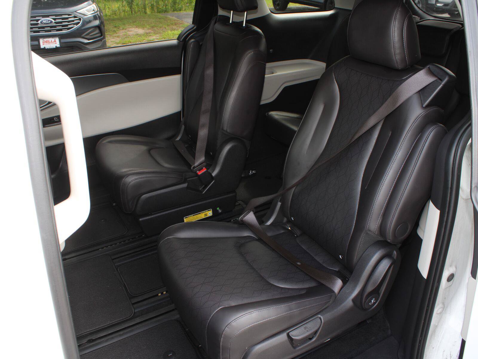 Used 2024 Kia Carnival LX FWD image 18