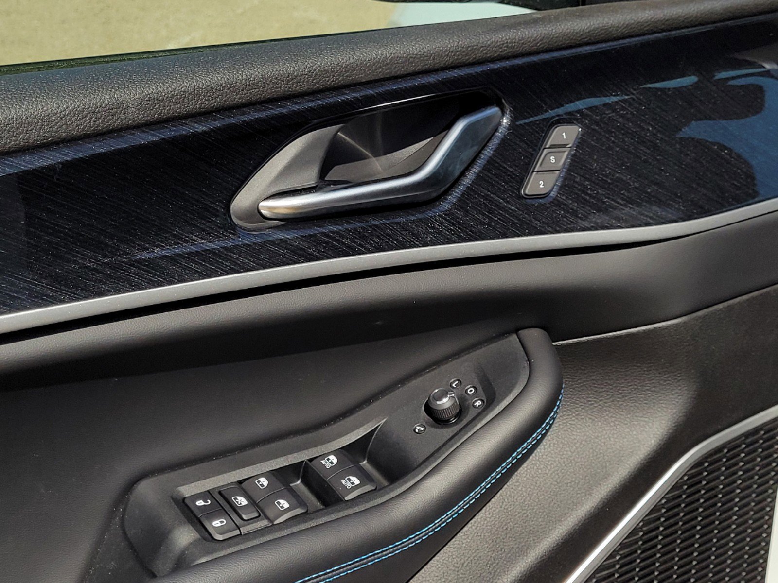 New 2022 Jeep Grand Cherokee Trailhawk w/ Advanced Protech Group II image 10