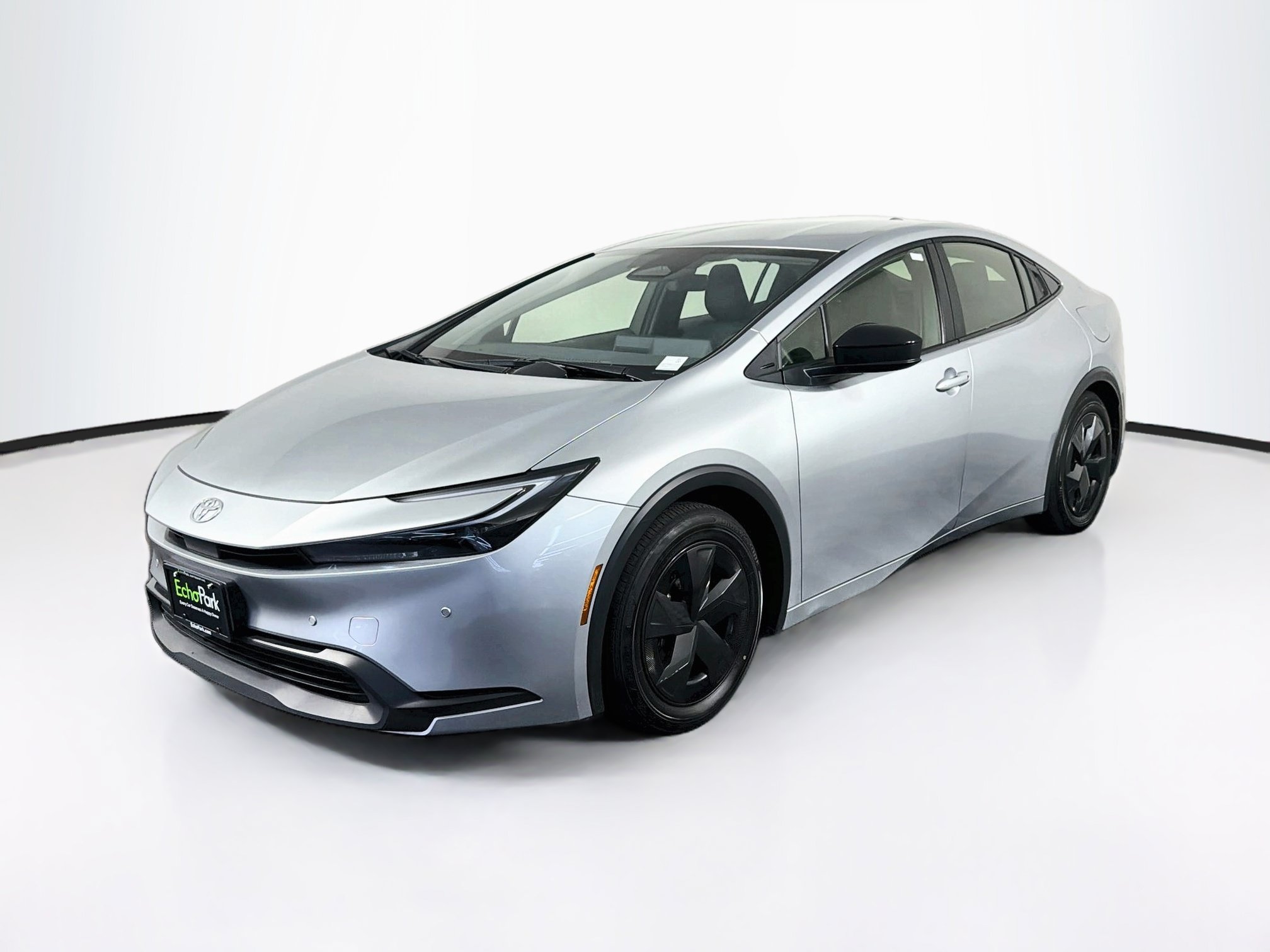 Used 2025 Toyota Prius LE FWD image 3