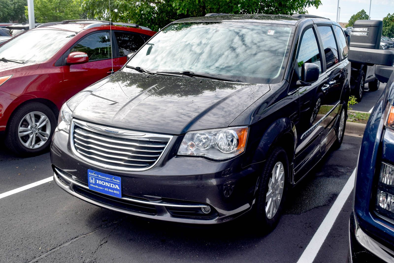 Used 2016 Chrysler Town & Country Touring w/ Driver Convenience Group FWD image 1