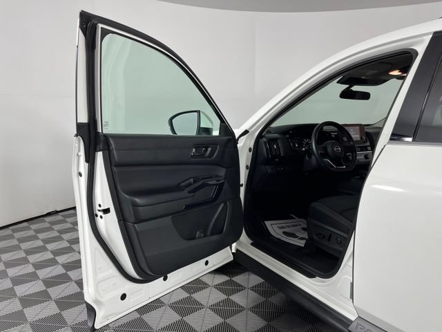 Used 2025 Nissan Pathfinder SV FWD image 18