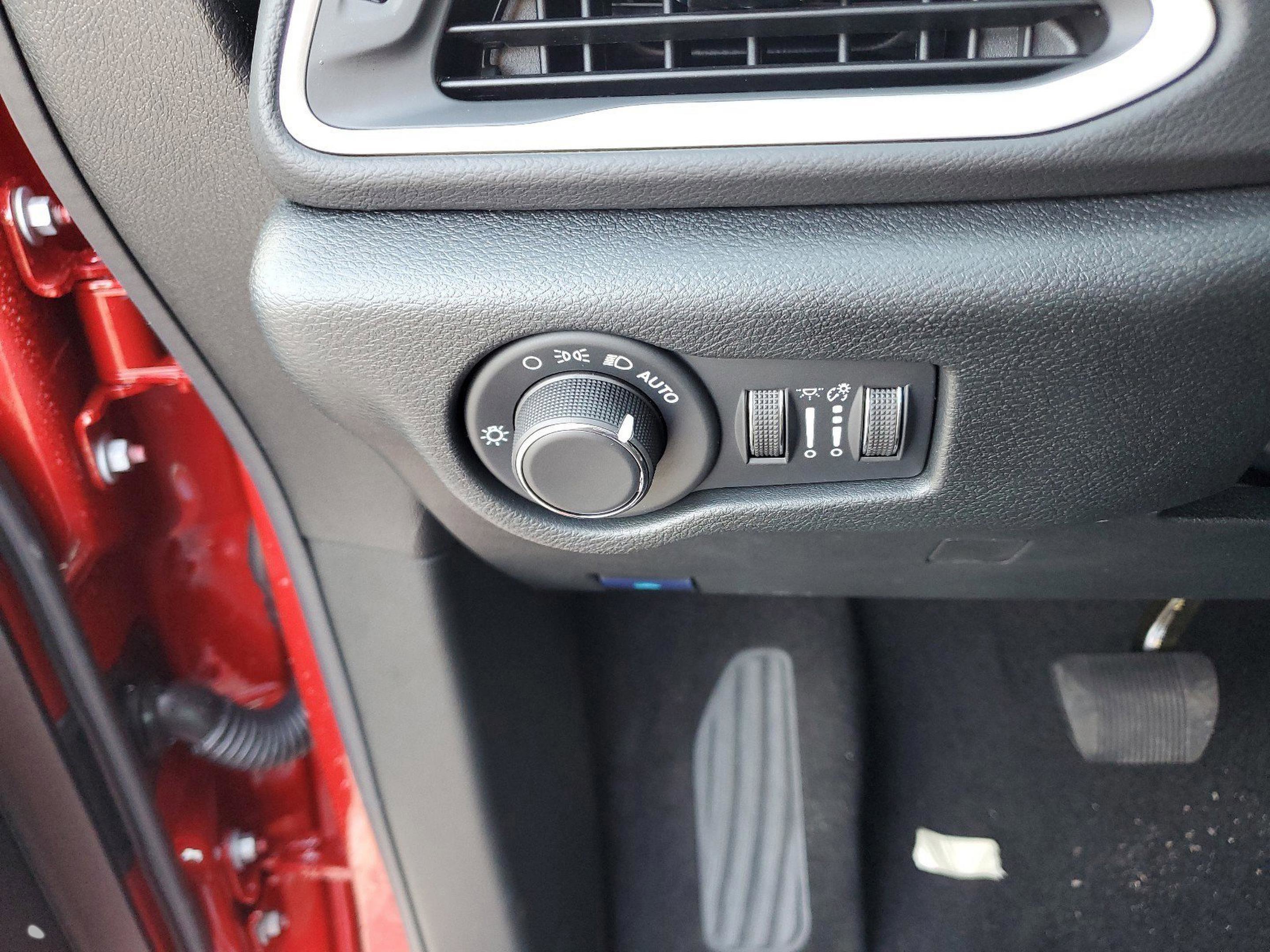 New 2026 Chrysler Voyager LX image 30