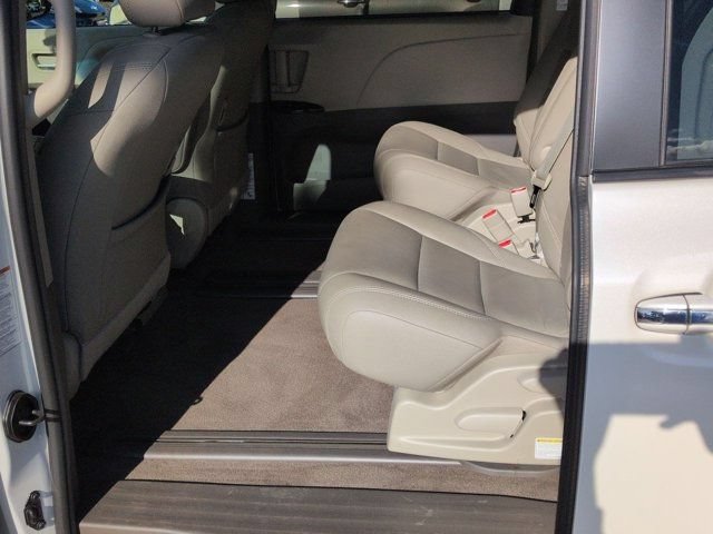 Certified 2017 Toyota Sienna XLE Premium FWD image 16