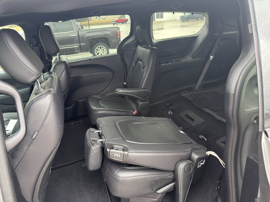 Used 2021 Chrysler Pacifica Touring-L w/ S Appearance Package image 4