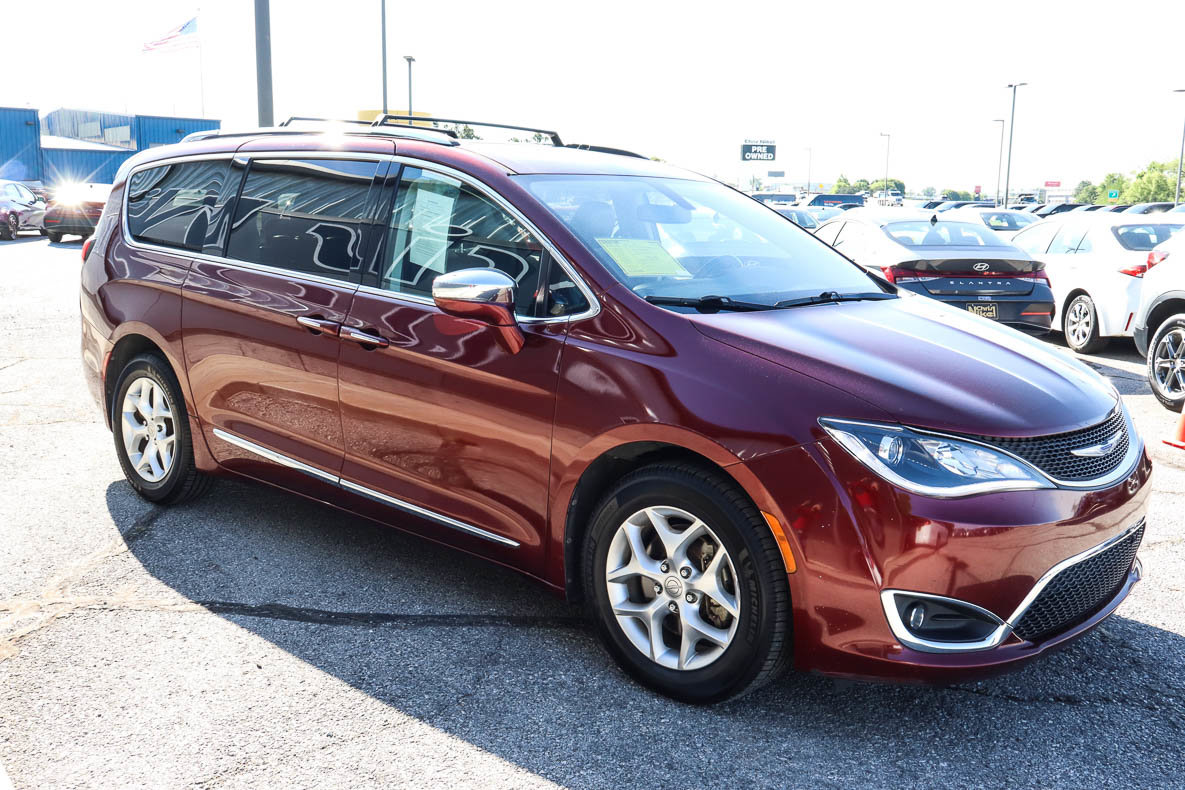 Used 2020 Chrysler Pacifica Limited FWD image 3