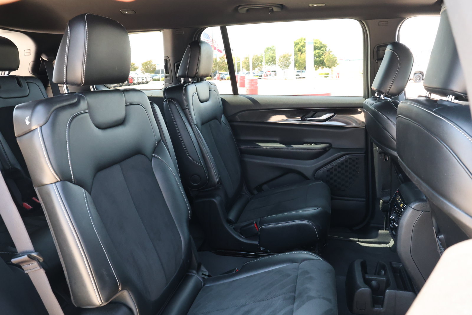 Used 2023 Jeep Grand Cherokee L Laredo RWD image 33