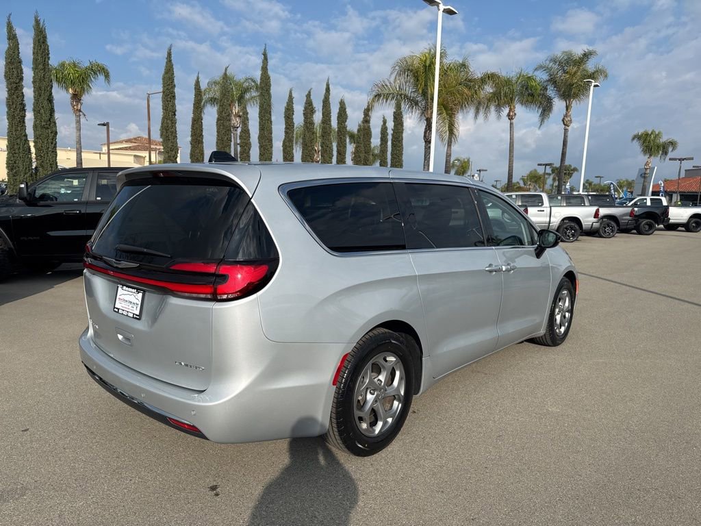 Used 2024 Chrysler Pacifica Limited image 8