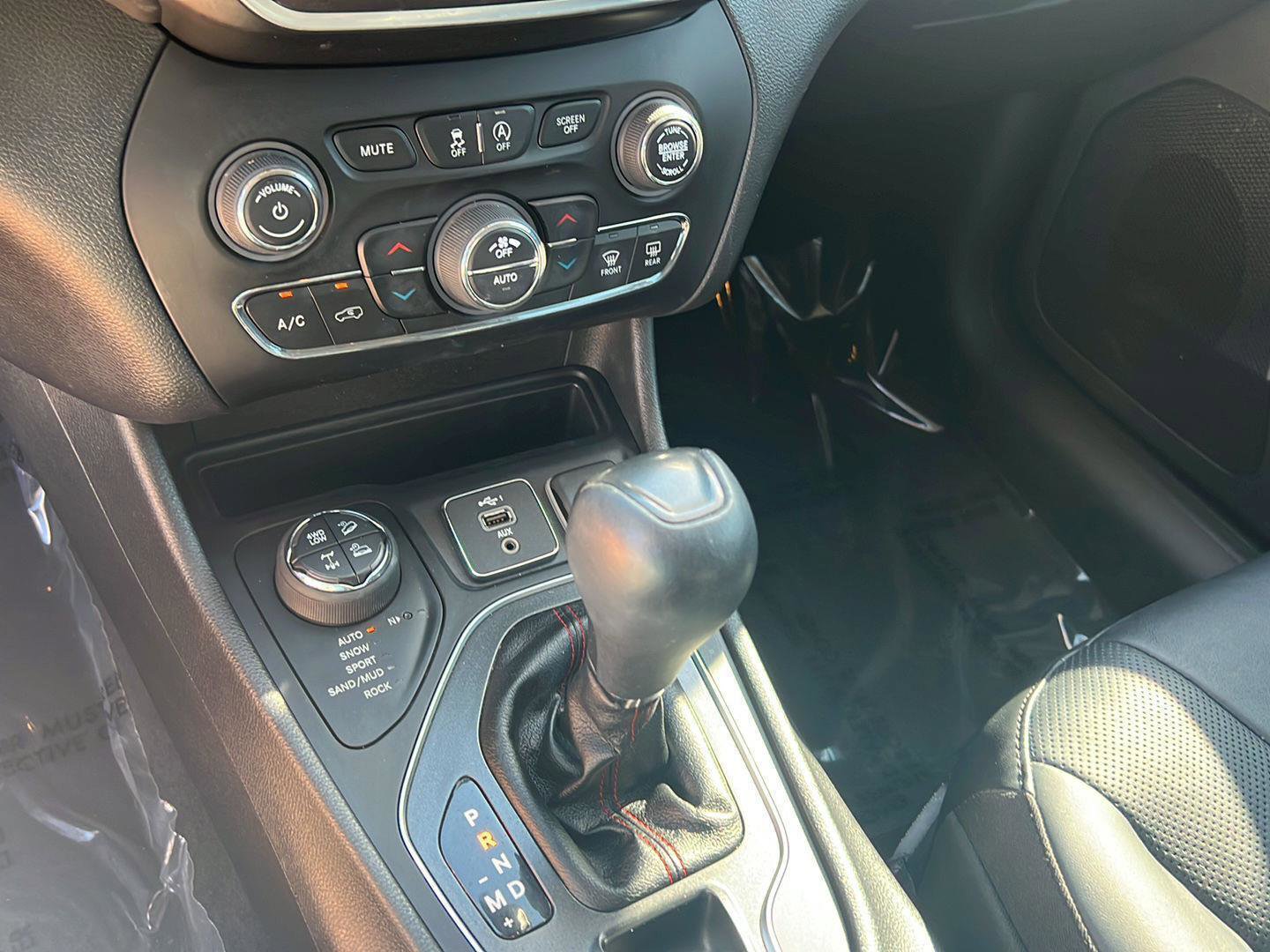 Used 2020 Jeep Cherokee Trailhawk AWD/4WD image 28