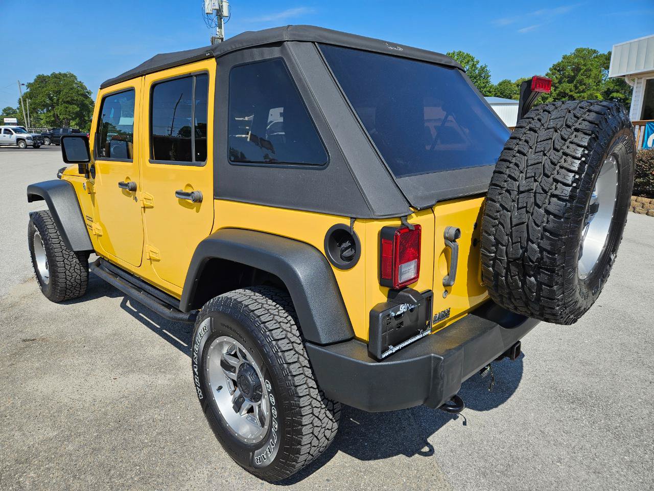 Used 2015 Jeep Wrangler Unlimited Sport w/ Connectivity Group AWD/4WD image 4