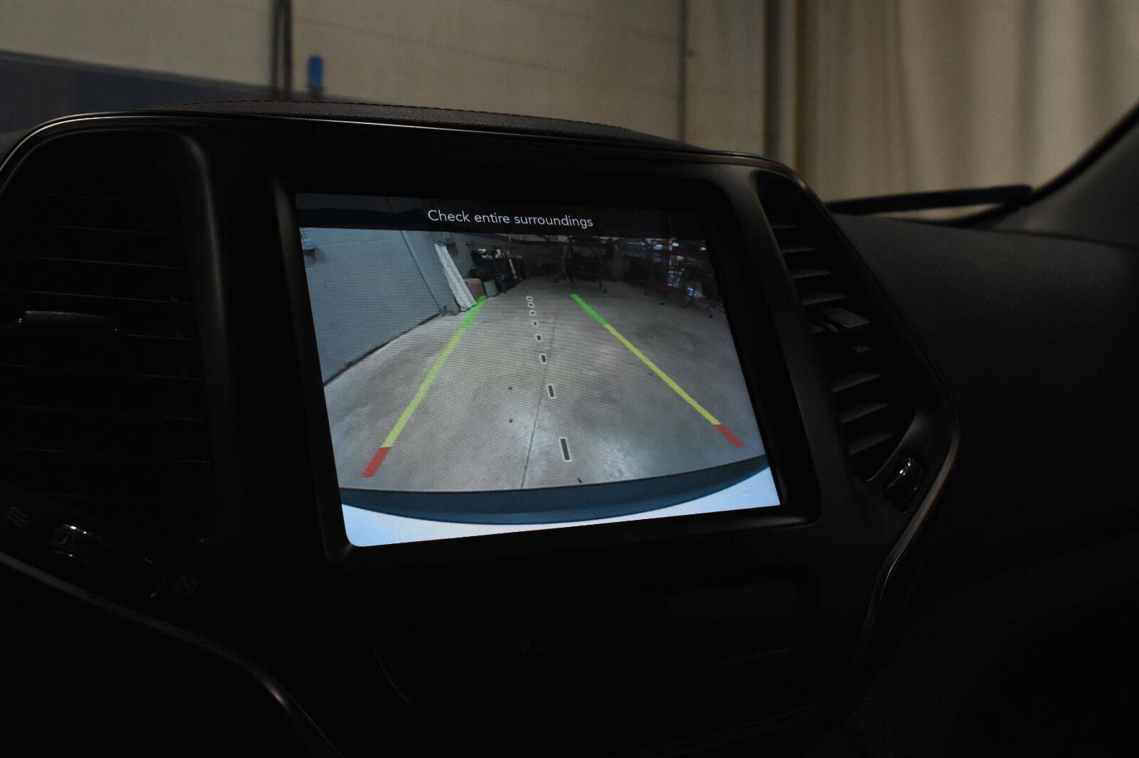 Used 2019 Jeep Cherokee Trailhawk AWD/4WD image 16