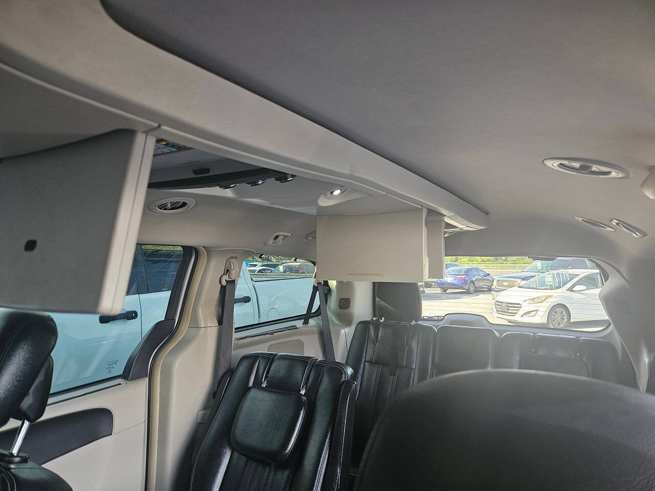 Used 2016 Chrysler Town & Country Touring FWD image 31