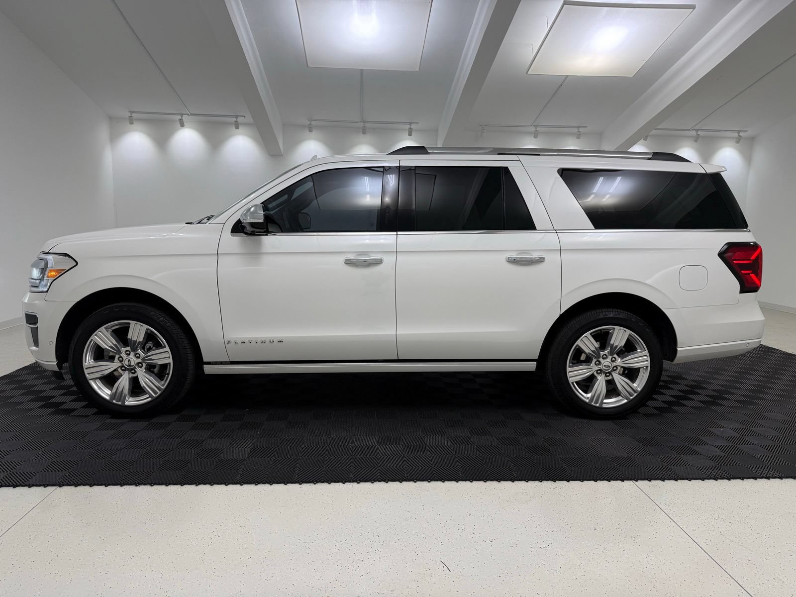 Used 2024 Ford Expedition Max Platinum AWD/4WD image 4