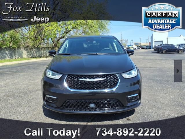 Used 2023 Chrysler Pacifica Touring-L FWD image 2