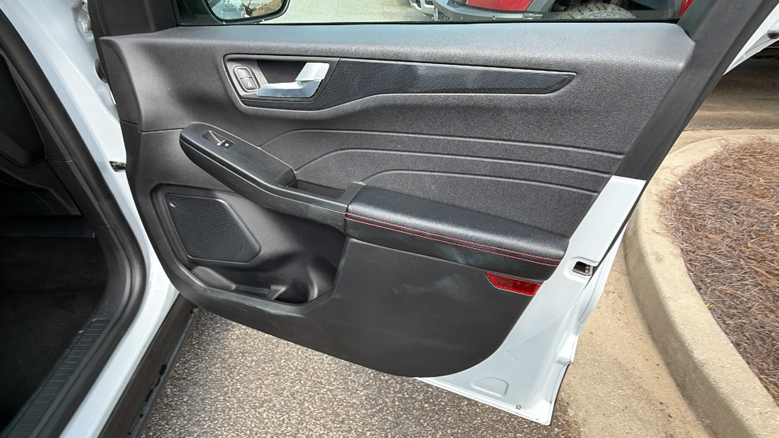 Used 2025 Ford Escape ST-Line FWD image 18