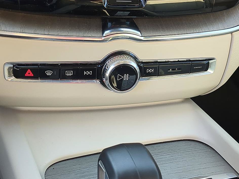 Used 2023 Volvo XC60 B5 Plus w/ Climate Package FWD image 24