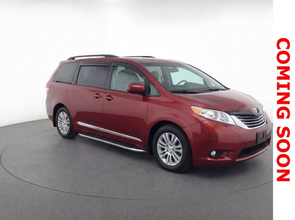 Used 2013 Toyota Sienna XLE image 3
