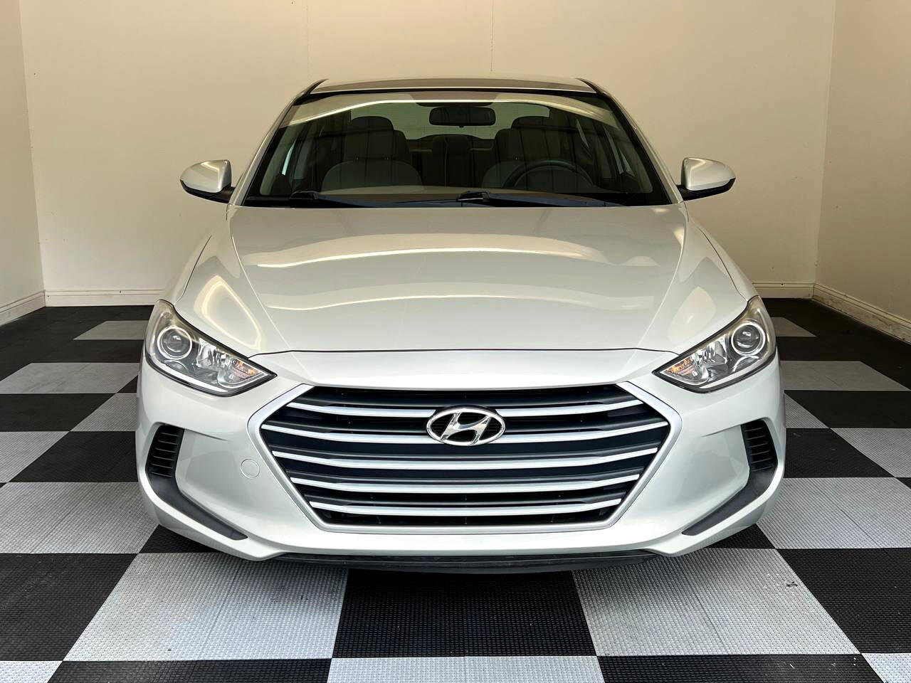 Used 2017 Hyundai Elantra SE image 2