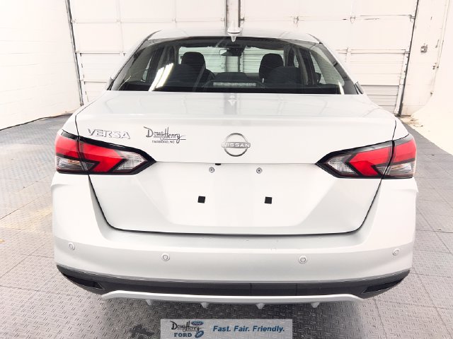 Used 2025 Nissan Versa SV FWD image 9